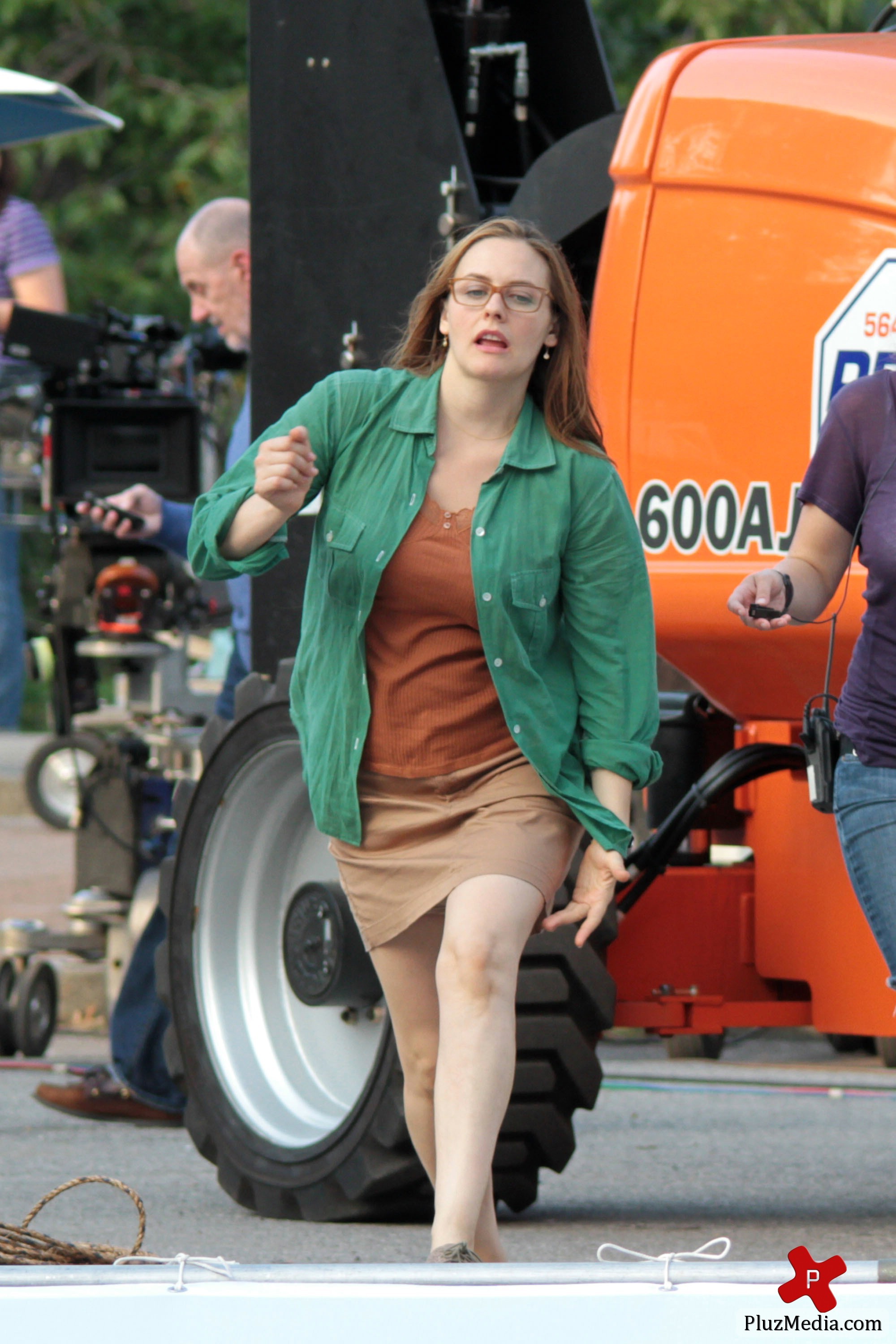 Alicia Silverstone - Alicia Silverstone on the film set of 'Gods Behaving Badly' | Picture 87594